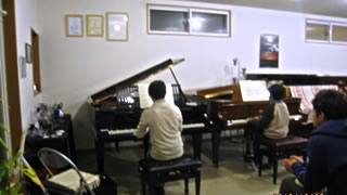 伊藤先生の作曲した2台ピアノ作品「悪魔の城」を熱演中